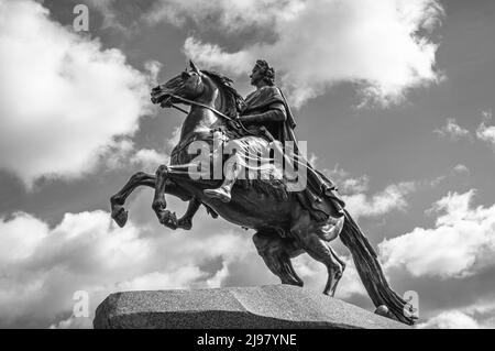 Bronze Horseman contre ciel nuageux. Monument à Pierre le Grand sur la place du Sénat dans la ville de Saint-Pétersbourg, Russie. Noir et blanc. Banque D'Images