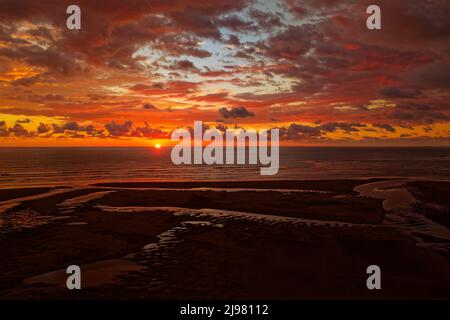 Paysage du soir sur la plage à Uvita, Costa Rica. Baie côtière de l'océan Pacifique avec des nuages spectaculaires sur le ciel, des vacances au paradis. Île, mer et soleil Banque D'Images