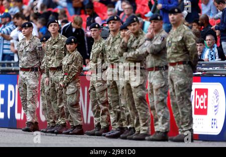 Les membres des forces armées s'alignent sur le terrain avant la finale de la Sky Bet League One au stade Wembley, à Londres. Date de la photo: Samedi 21 mai 2022. Banque D'Images