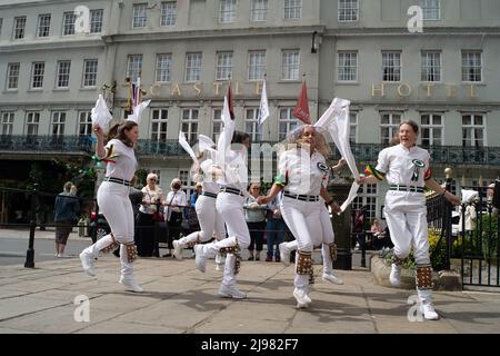 Windsor, Berkshire, Royaume-Uni. 21st mai 2022. Les Windsor Morris Dancers. Les touristes, les visiteurs et les habitants de la région ont apprécié de regarder les danseurs Morris se produire aujourd'hui à l'extérieur du Guildhall et du pub Prince Harry de Windsor. Crédit : Maureen McLean/Alay Live News Banque D'Images