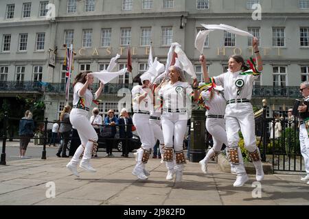 Windsor, Berkshire, Royaume-Uni. 21st mai 2022. Les Windsor Morris Dancers. Les touristes, les visiteurs et les habitants de la région ont apprécié de regarder les danseurs Morris se produire aujourd'hui à l'extérieur du Guildhall et du pub Prince Harry de Windsor. Crédit : Maureen McLean/Alay Live News Banque D'Images