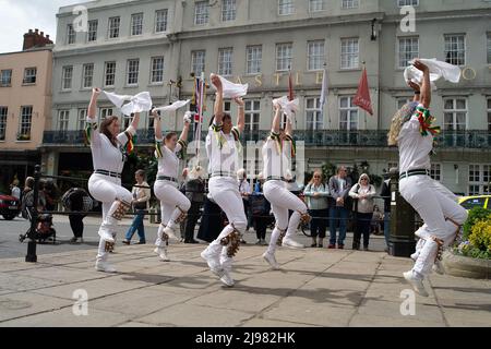 Windsor, Berkshire, Royaume-Uni. 21st mai 2022. Les Windsor Morris Dancers. Les touristes, les visiteurs et les habitants de la région ont apprécié de regarder les danseurs Morris se produire aujourd'hui à l'extérieur du Guildhall et du pub Prince Harry de Windsor. Crédit : Maureen McLean/Alay Live News Banque D'Images