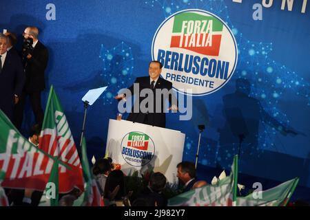 Naples, Campanie, Italie. 21st mai 2022. Silvio Berlusconi, président du parti Forza Italia, discours en conclusion de '' l'Italia del futuro la Forza che unisce'', convention organisée à Naples par le parti Forza Italia et le parti européen Popolar. (Credit image: © Pasquale Gargano/Pacific Press via ZUMA Press Wire) Banque D'Images