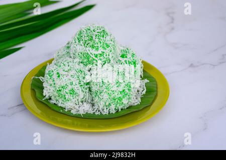 Dessert sucré de Malaisie assorti à la noix de coco connue sous le nom de klepon ou kuih onde-onde. Banque D'Images