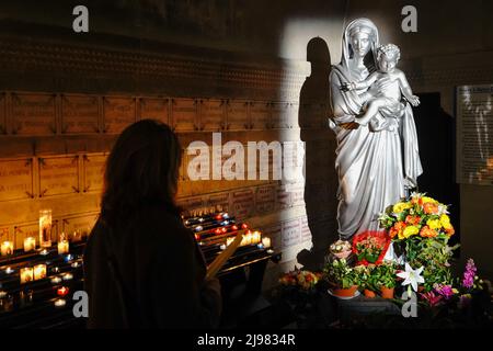 France. Marseille. Bouche-du-Rhône (13). La Vierge à l'enfant dans la crypte de la Basilique notre-Dame de la Garde Banque D'Images