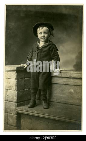 Portrait édouardien de studio d'un jeune garçon édouardien heureux et mignon portant un costume de marin, daté de septembre 1908 par un propriétaire de pension de Clacton-on-Sea, Essex, Angleterre, Royaume-Uni Banque D'Images