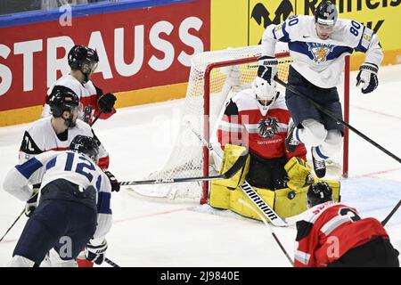 Tampere, Finlande. 21st mai 2022. Gardien de but Daniel Kickert, d'Autriche, au centre, lors du Championnat du monde de hockey sur glace 2022 de l'IIHF, groupe B match Autriche contre Finlande, le 21 mai 2022, à Tampere, en Finlande. Crédit : Michal Kamaryt/CTK photo/Alay Live News Banque D'Images