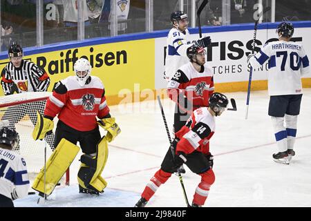 Tampere, Finlande. 21st mai 2022. Valtteri Filppula (51), de Finlande, célèbre son but lors du Championnat du monde de hockey sur glace 2022 de l'IIHF, match du groupe B Autriche contre Finlande, le 21 mai 2022, à Tampere, en Finlande. À gauche se trouve le gardien de but Daniel Kickert, d'Autriche. Crédit : Michal Kamaryt/CTK photo/Alay Live News Banque D'Images