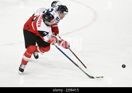 Tampere, Finlande. 21st mai 2022. Peter Schneider, d'Autriche, à gauche, et Harri Pesonen, de Finlande, se battent pour le palet lors du Championnat du monde de hockey sur glace 2022 de l'IIHF, groupe B match Autriche contre Finlande, le 21 mai 2022, à Tampere, en Finlande. Crédit : Michal Kamaryt/CTK photo/Alay Live News Banque D'Images