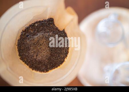 café égouttoir. café arabica chaud préparation à la main par professionnel, préparation pour préparer le café goutte à goutte. Banque D'Images