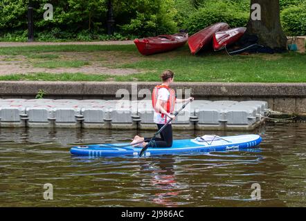 Windsor, Berkshire, Royaume-Uni. 21st mai 2022. Une jeune fille fait du paddle-board sur la Tamise à Windsor dans un après-midi chaud Banque D'Images