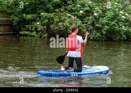 Windsor, Berkshire, Royaume-Uni. 21st mai 2022. Une jeune fille fait du paddle-board sur la Tamise à Windsor dans un après-midi chaud Banque D'Images
