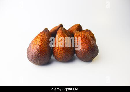 Salak de fruits tropicaux ou fruit de serpent isolé sur fond blanc. Papier peint fruits. Papier peint Salak. Fruits indonésiens Banque D'Images