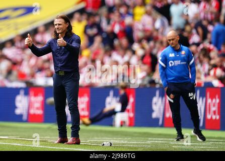 Gareth Ainsworth, le Manager de Wycombe Wanderers (à gauche) et Alex Neil, le Manager de Sunderland, sur le réseau de touche lors de la finale de la Sky Bet League One au stade Wembley, à Londres. Date de la photo: Samedi 21 mai 2022. Banque D'Images