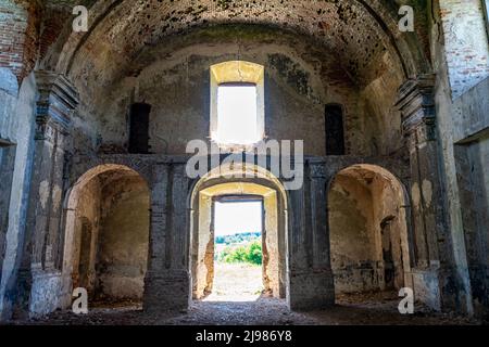 Intérieur de l'ancien temple détruit. Bâtiment abandonné d'un ancien temple. Banque D'Images