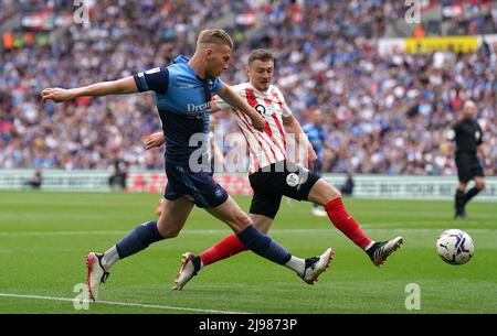 Jason McCarthy de Wycombe Wanderers tire à but lors de la finale de la Sky Bet League One au stade Wembley, Londres. Date de la photo: Samedi 21 mai 2022. Banque D'Images