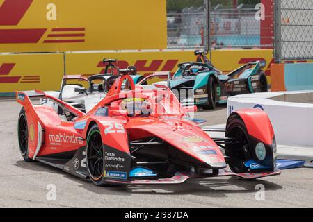 Berlin, Allemagne, 14th mai 2022. 2022 Shell recharge Berlin E-Prix, Round 7 du Championnat du monde de Formule E de la FIA ABB 2021-22, circuit de l'aéroport de Tempelhof à Berlin, Allemagne photo: #29 Alexander SIMS (GBR) de Mahindra Racing © Piotr Zajac/Alamy Live News Banque D'Images