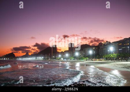 Coucher de soleil sur la plage de Leme à Copacabana à Rio de Janeiro, Brésil. Banque D'Images