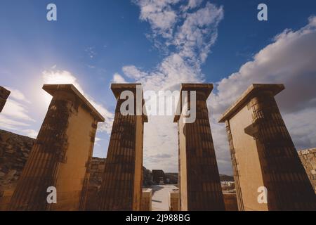 Ruines et colonnes anciennes près du complexe funéraire et de la Pyramide à pied de Djoser à Saqqara, en Égypte Banque D'Images