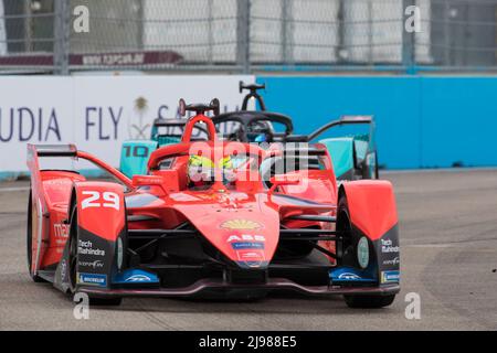 Berlin, Allemagne, 14th mai 2022. 2022 Shell recharge Berlin E-Prix, Round 7 du Championnat du monde de Formule E de la FIA ABB 2021-22, circuit de l'aéroport de Tempelhof à Berlin, Allemagne photo: #29 Alexander SIMS (GBR) de Mahindra Racing © Piotr Zajac/Alamy Live News Banque D'Images