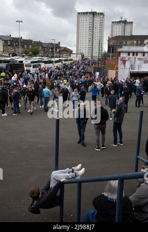 Glasgow, Royaume-Uni, 21st mai 2022. Les fans du FC Rangers arrivent au stade Hampden pour assister à la finale de la coupe écossaise organisée par le FC Rangers contre le FC Hearts, à Glasgow, en Écosse, le 21 mai 2022. Crédit photo : Jeremy Sutton-Hibbert/Alay Live News. Banque D'Images