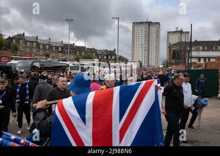 Glasgow, Royaume-Uni, 21st mai 2022. Les fans du FC Rangers arrivent au stade Hampden pour assister à la finale de la coupe écossaise organisée par le FC Rangers contre le FC Hearts, à Glasgow, en Écosse, le 21 mai 2022. Crédit photo : Jeremy Sutton-Hibbert/Alay Live News. Banque D'Images