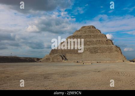 Vue majestueuse sur la Pyramide de Djoser sous ciel bleu, est un site archéologique dans la nécropole de Saqqara, au nord-ouest de la ville de Memphis Banque D'Images