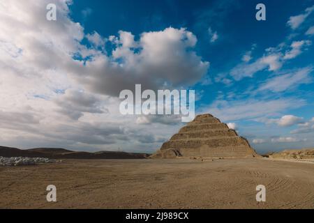 Vue majestueuse sur la Pyramide de Djoser sous ciel bleu, est un site archéologique dans la nécropole de Saqqara, au nord-ouest de la ville de Memphis Banque D'Images