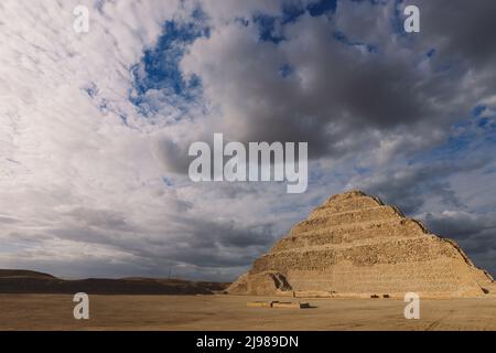 Vue majestueuse sur la Pyramide de Djoser sous ciel bleu, est un site archéologique dans la nécropole de Saqqara, au nord-ouest de la ville de Memphis Banque D'Images