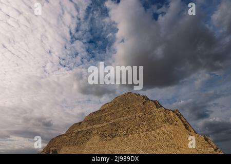 Vue majestueuse sur la Pyramide de Djoser sous ciel bleu, est un site archéologique dans la nécropole de Saqqara, au nord-ouest de la ville de Memphis Banque D'Images