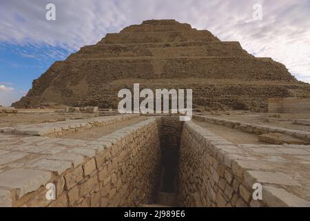 Vue majestueuse sur la Pyramide de Djoser sous ciel bleu, est un site archéologique dans la nécropole de Saqqara, au nord-ouest de la ville de Memphis Banque D'Images