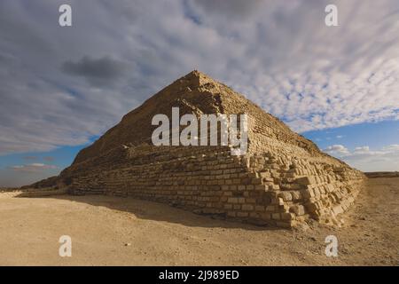 Vue majestueuse sur la Pyramide de Djoser sous ciel bleu, est un site archéologique dans la nécropole de Saqqara, au nord-ouest de la ville de Memphis Banque D'Images