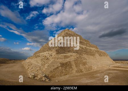 Vue majestueuse sur la Pyramide de Djoser sous ciel bleu, est un site archéologique dans la nécropole de Saqqara, au nord-ouest de la ville de Memphis Banque D'Images