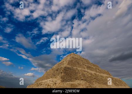 Vue majestueuse sur la Pyramide de Djoser sous ciel bleu, est un site archéologique dans la nécropole de Saqqara, au nord-ouest de la ville de Memphis Banque D'Images