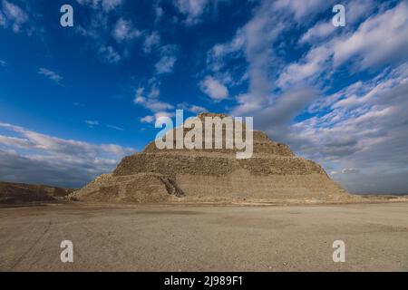 Vue majestueuse sur la Pyramide de Djoser sous ciel bleu, est un site archéologique dans la nécropole de Saqqara, au nord-ouest de la ville de Memphis Banque D'Images