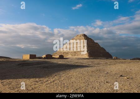 Vue majestueuse sur la Pyramide de Djoser sous ciel bleu, est un site archéologique dans la nécropole de Saqqara, au nord-ouest de la ville de Memphis Banque D'Images