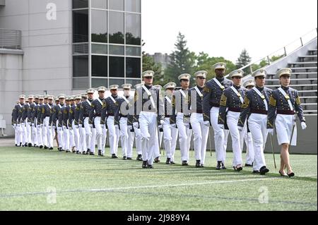 New York, États-Unis. 21st mai 2022. Le corps des cadets de l'USMA arrive à l'intérieur du stade Michie lors de la cérémonie de remise des diplômes de l'Académie militaire des États-Unis West point 2022, West point, NY, le 21 mai 2022. La classe de 2022 est composée de 1014 cadets, et chacun a donné 10 billets pour les amis et la famille où seulement 4 passes ont été accordées pour les cérémonies de remise des diplômes pendant la pandémie. (Photo par Anthony Behar/Sipa USA) crédit: SIPA USA/Alay Live News Banque D'Images