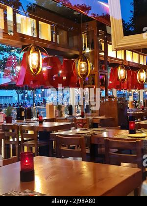 Restaurant Pura brasa, intérieur. Situé dans l'emblématique arène Las Arenas, qui a été converti en un centre commercial, Plaça Espanya, Barcelone. Banque D'Images