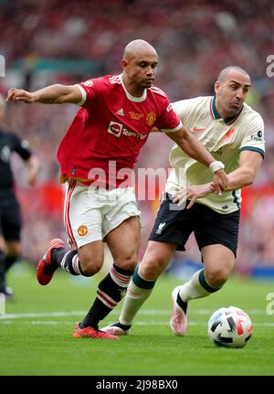 Danny Webber de Manchester United Legends lutte pour le ballon avec José Enrique lors du match des Legends à Old Trafford, Manchester. Date de la photo: Samedi 21 mai 2022. Banque D'Images