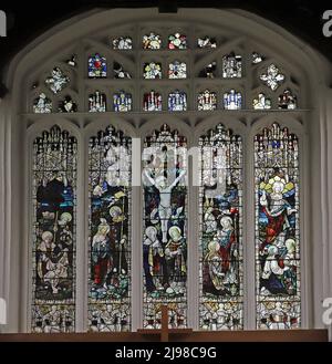 Vitraux de Percy Bacon & Brothers représentant des scènes dans la vie du Christ, l'église St Edmund, les femmes de chambre Moreton, Buckinghamshire Banque D'Images