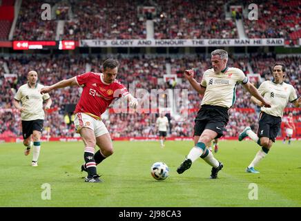 Gary Neville de Manchester United Legends lutte pour le ballon avec Jamie Carragher de Liverpool FC Legends lors du match des Legends à Old Trafford, Manchester. Date de la photo: Samedi 21 mai 2022. Banque D'Images