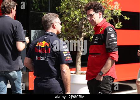 21st mai 2022 ; Barcelone, circuit de Barcelone Catalunya, Espagne. Grand Prix d'Espagne F1, sessions de qualification; Mattia Binotto, chef d'équipe de la Scuderia Ferrari et Christian Horner, chef d'équipe de l'Oracle Red Bull Racing discutant dans le paddock F1 Banque D'Images