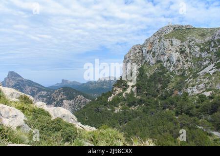 Tour de guet Albercutx (Talaia d'Albercuix) au sommet de la montagne à Majorque, Espagne Banque D'Images