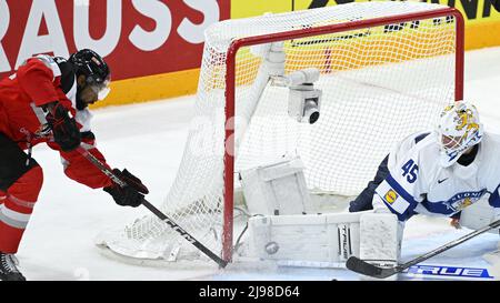 Tampere, Finlande. 21st mai 2022. Le gardien de but finlandais Jussi Olkinuora fait une économie lors du Championnat du monde de hockey sur glace 2022 de l'IIHF, groupe B match Autriche contre Finlande, le 21 mai 2022, à Tampere, en Finlande. Crédit : Michal Kamaryt/CTK photo/Alay Live News Banque D'Images