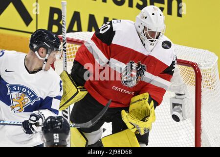 Tampere, Finlande. 21st mai 2022. Le gardien de but Daniel Kickert, d'Autriche, regarde le palet lors du Championnat du monde de hockey sur glace 2022 de l'IIHF, groupe B match Autriche contre Finlande, le 21 mai 2022, à Tampere, en Finlande. Crédit : Michal Kamaryt/CTK photo/Alay Live News Banque D'Images