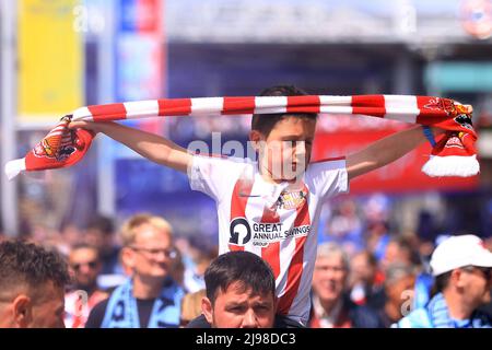 Londres, Royaume-Uni. 21st mai 2022. Un jeune fans de Sunderland tient son foulard sur Wembley Way avant de commencer. Skybet EFL League One play off final, Sunderland v Wycombe Wanderers au stade Wembley à Londres le samedi 21st mai 2022. Cette image ne peut être utilisée qu'à des fins éditoriales. Utilisation éditoriale uniquement, licence requise pour une utilisation commerciale. Aucune utilisation dans les Paris, les jeux ou les publications d'un seul club/ligue/joueur.pic par Steffan Bowen/Andrew Orchard sports Photography/Alay Live News crédit: Andrew Orchard sports Photography/Alay Live News Banque D'Images