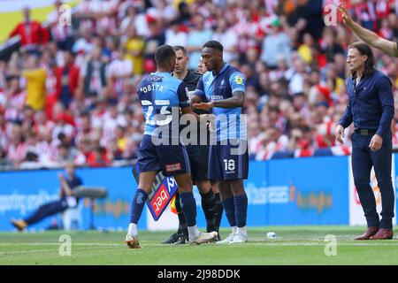 Stade Wembley, Londres, Royaume-Uni. 21st mai 2022. FA League 1 promotion play-off final, Sunderland versus Wycombe Wanderers; Brandon Hanlan de Wycombe Wanderers vient à la place de Jordan Obita de Wycombe Wanderers crédit: Action plus Sports/Alay Live News Banque D'Images