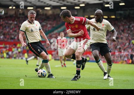 Gary Neville de Manchester United Legends lutte pour le ballon avec Jamie Carragher et Mohamed Sissoko de Liverpool FC Legends lors du match des Legends à Old Trafford, Manchester. Date de la photo: Samedi 21 mai 2022. Banque D'Images