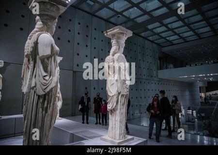 Les visiteurs passent par les statues de Caryatide dans le musée de l'Acropole d'Athènes, Grèce, pendant la nuit européenne des musées. Crédit: Dimitris Aspiotis Banque D'Images