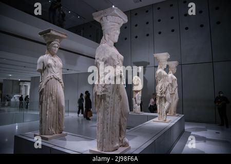 Les visiteurs passent par les statues de Caryatide dans le musée de l'Acropole d'Athènes, Grèce, pendant la nuit européenne des musées. Crédit: Dimitris Aspiotis Banque D'Images